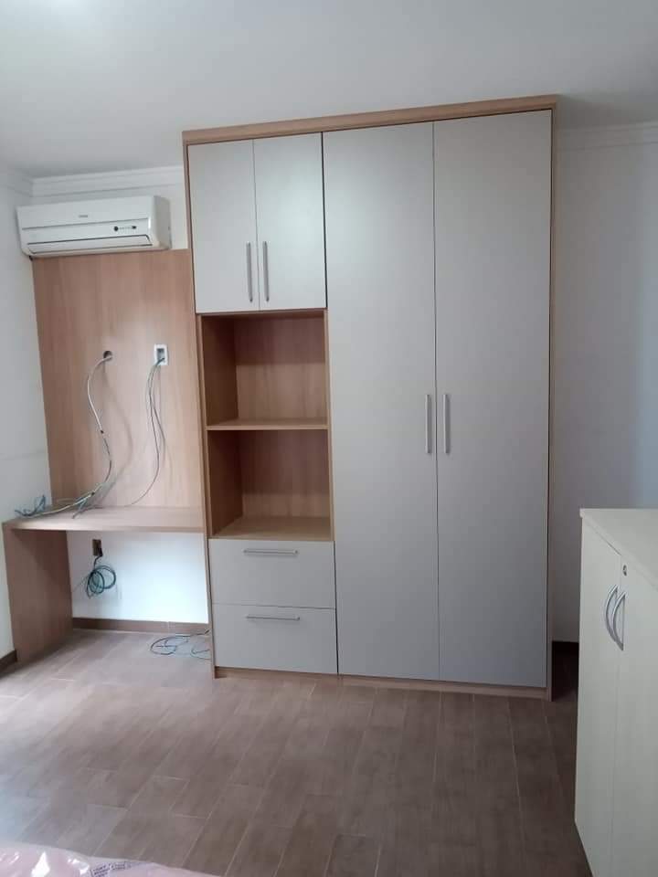 Quarto com guarda-roupa e bancada integrados