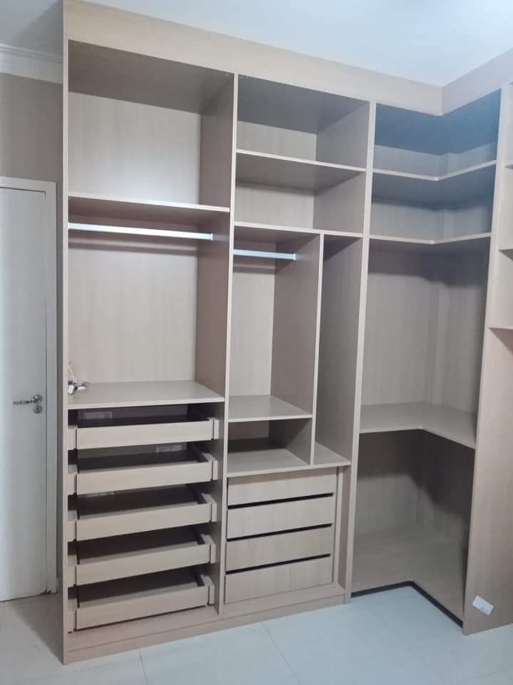 Closet planejado com prateleiras e nichos em madeira clara