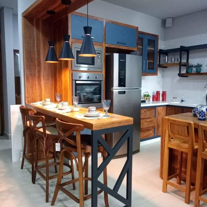 Bancada de refeições com banquetas em madeira, azul e preto
