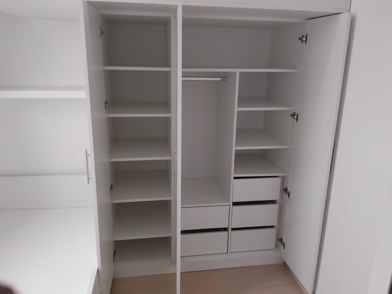 Guarda-roupa planejado aberto com divisões e gavetas