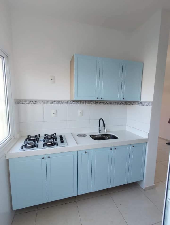 Cozinha planejada em azul e branco